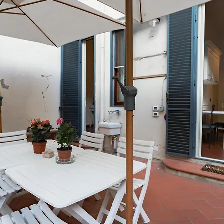 Charming With Exclusive Courtyard In Center Of Флоренция
