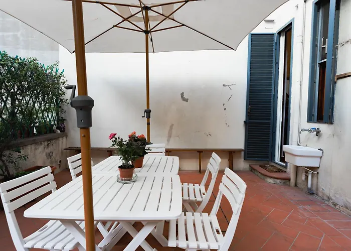 아파트 Charming With Exclusive Courtyard In Center Of